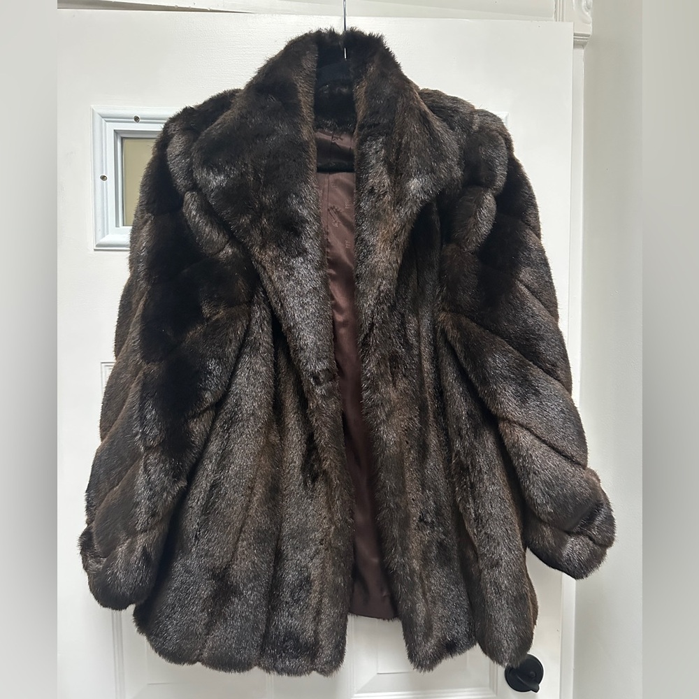 Excellent vintage Mariel faux fur chocolate brown coat. Size 10.